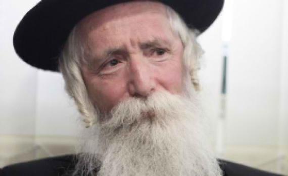 צפו: הרב גרוסמן מסביר למה נישק כומר במטוס