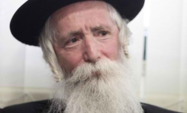 צפו: הרב גרוסמן מסביר למה נישק כומר במטוס