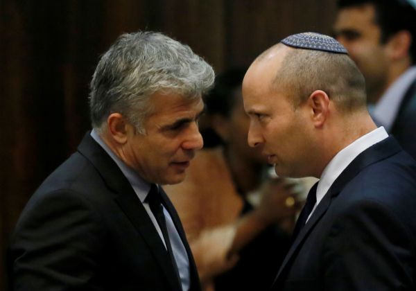 בנט תוקף את לפיד: מרצ בתחפושת כחול לבן