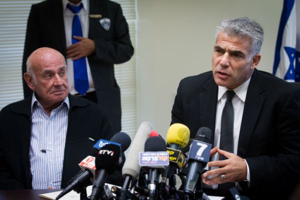 לפיד בתגובה ראשונה לתחקיר נגד חבר מפלגתו