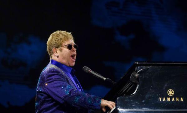 לאחר 50 שנה על הבמה: אלטון ג'ון מודיע על פרישה