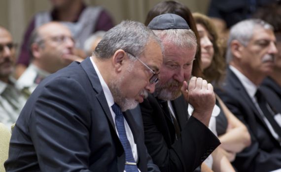 מנדלבליט: "אין לך סמכות"; ליברמן: "דוחה את עמדתך"