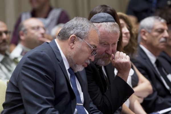 מנדלבליט: "אין לך סמכות"; ליברמן: "דוחה את עמדתך"