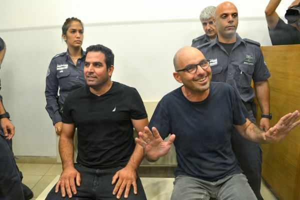 מתיחות בין אלדד יניב למני נפתלי; ההפגנה חוזרת לפ"ת