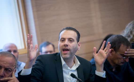 הח"כ תוקף את בנט: "ביד ימין מלטף, ביד שמאל סוטר"