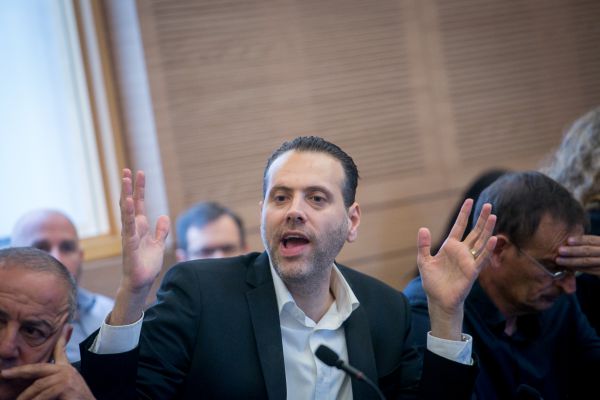 הח"כ תוקף את בנט: "ביד ימין מלטף, ביד שמאל סוטר"