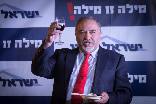 סוף להקפאה: ליברמן מאשר אלפי יח"ד ביו"ש