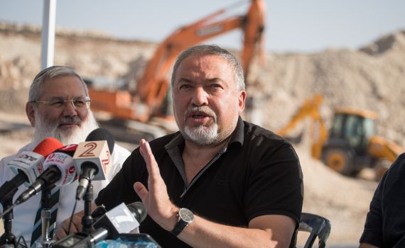 נבהל מהסקרים? ליברמן יאשר בנייה ביו"ש