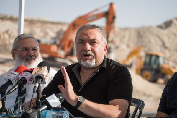 נבהל מהסקרים? ליברמן יאשר בנייה ביו"ש