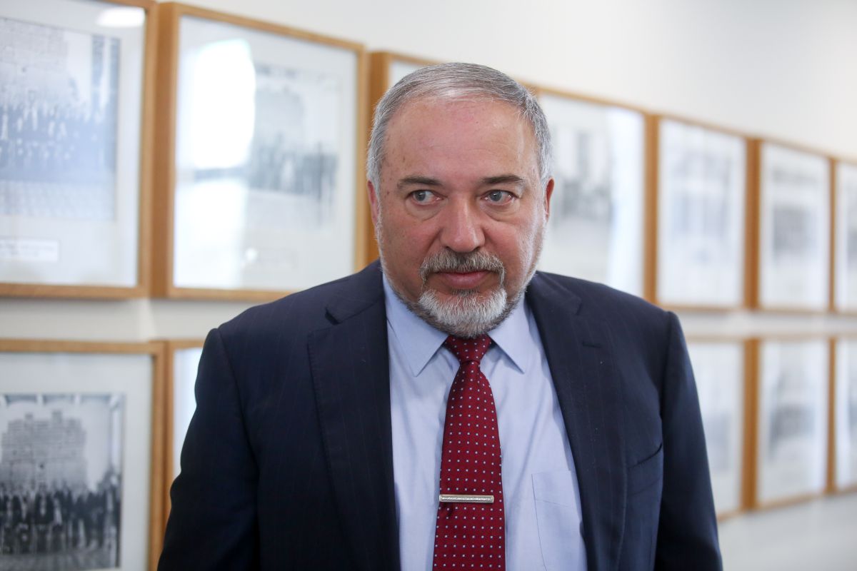 הרב מזוז במתקפה חריפה על ליברמן: "מטורף"