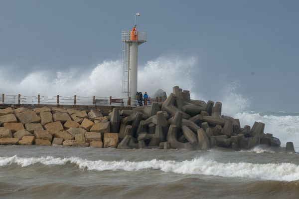הרצליה: גולש כבן 70 חולץ לאחר שנסחף לשובר הגלים