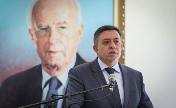 גבאי מעריך: נתניהו לא ימהר לפרק את הממשלה