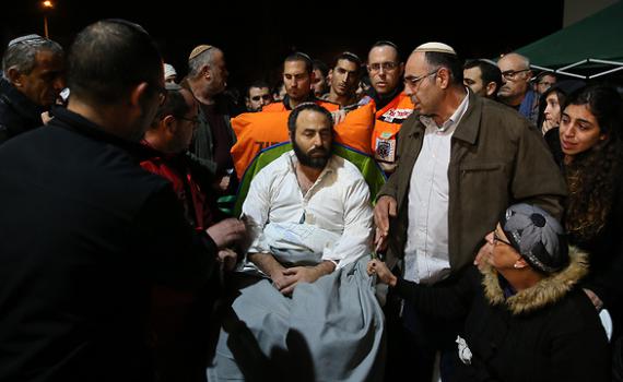 האב הפצוע הגיע באלונקה לקבור את ילדיו הקטנים