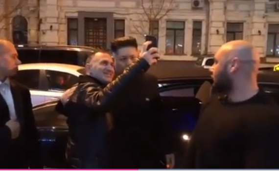 הבדרן הישראלי עשה סלפי עם קים ג'ונג און וגרם לסערה