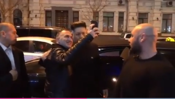 הבדרן הישראלי עשה סלפי עם קים ג'ונג און וגרם לסערה