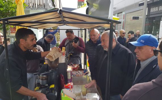 ליברמן חילל שבת והכריז על חרם על הרבנים הסרוגים