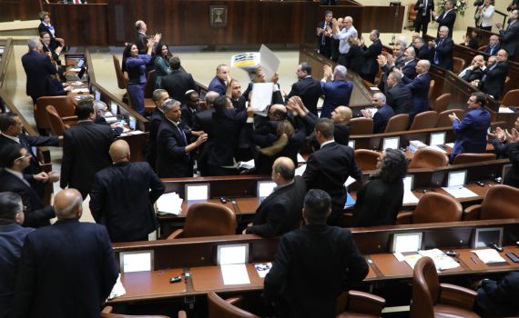 הח"כים הערבים הפריעו לנאום פנס והורחקו. צפו