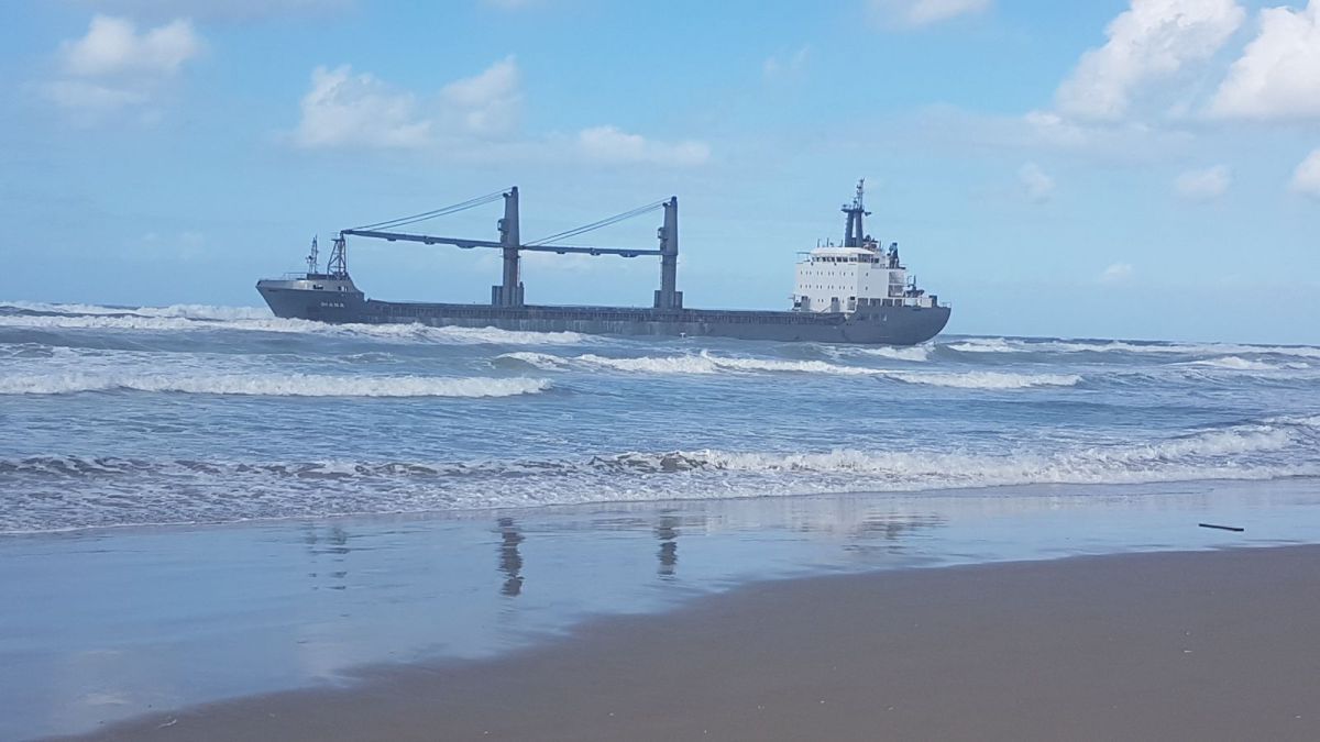 מול חופי קרית ים: אניית מסע תקועה בחול