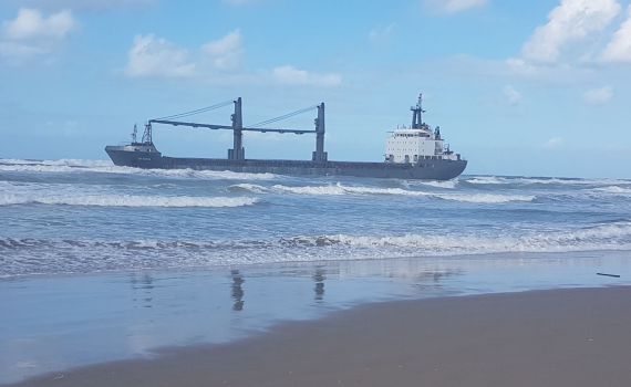 מול חופי קרית ים: אניית מסע תקועה בחול