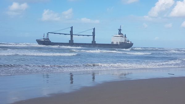 מול חופי קרית ים: אניית מסע תקועה בחול