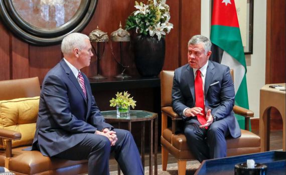 רגע לפני ישראל: מייק פנס נפגש עם מלך ירדן