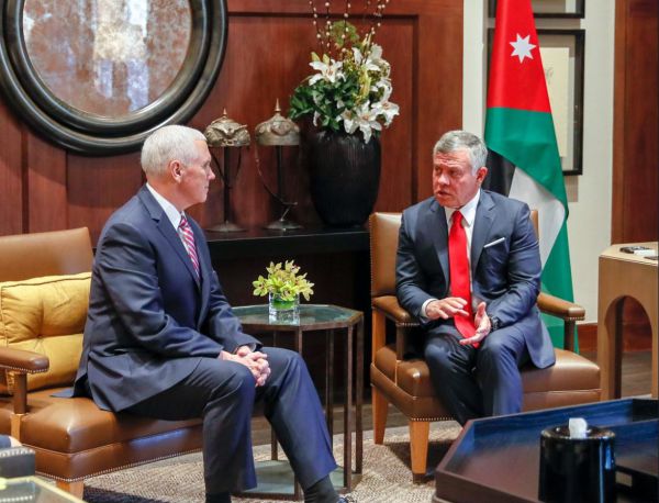 רגע לפני ישראל: מייק פנס נפגש עם מלך ירדן