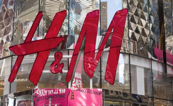 בגלל האינטרנט: רשת H&M סוגרת 170 חנויות בעולם