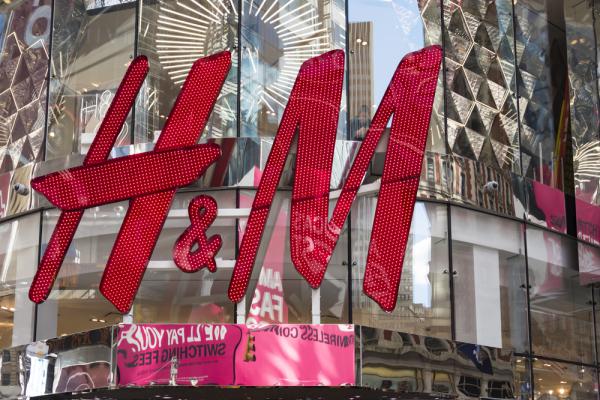 בגלל האינטרנט: רשת H&M סוגרת 170 חנויות בעולם