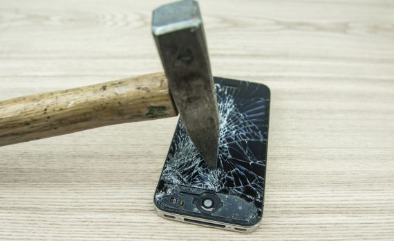 הרב פסק: מצווה לשבור את האייפון של חבר שלכם