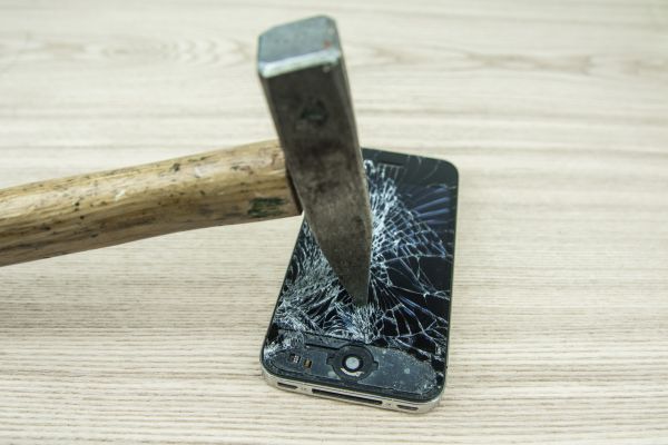 הרב פסק: מצווה לשבור את האייפון של חבר שלכם