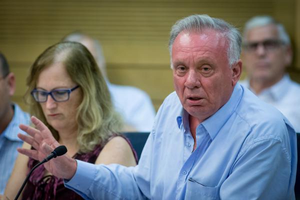 ברושי בפנייה לבנט: צריך להתמקד בהכחשת השואה