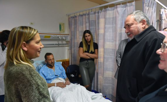 ליברמן ביקר את המפקד הפצוע: "נסגור איתם חשבון"