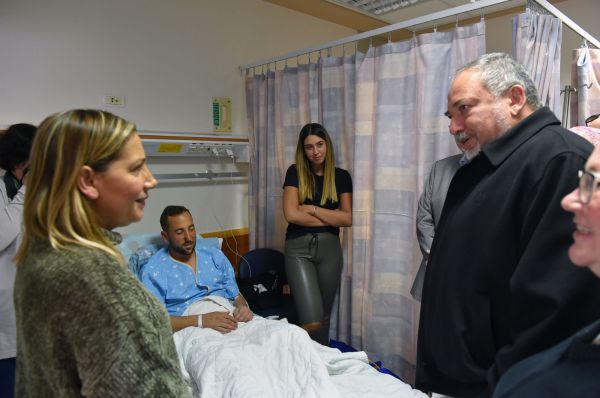 ליברמן ביקר את המפקד הפצוע: "נסגור איתם חשבון"