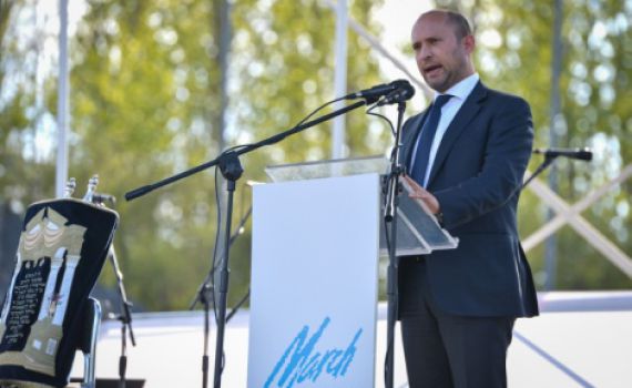 אחרי הביטול, בנט תוקף את פולין: "לכבוד הוא לי"