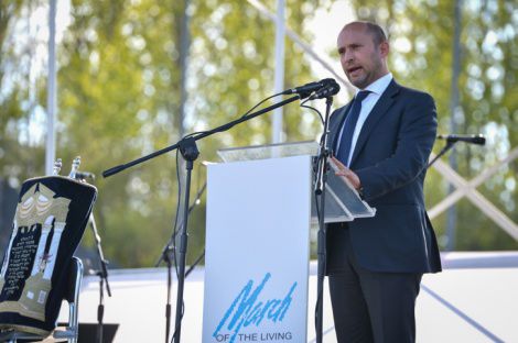 אחרי הביטול, בנט תוקף את פולין: "לכבוד הוא לי"