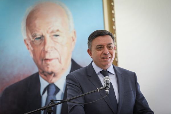 גבאי תקף את נתניהו: "מפחד מדגן וסמוטריץ'"