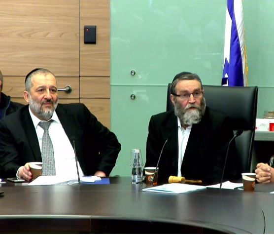 גפני באיום לקואליציה: "לא נצביע על חוקים הזויים"