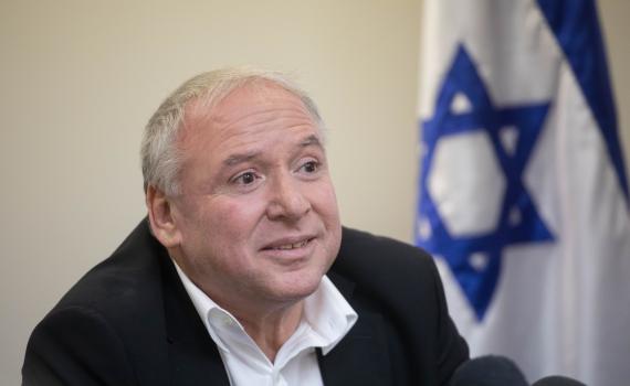 אמסלם מקשה על לפיד: למה הלכת היום למשטרה?