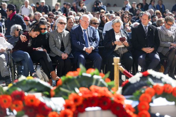 מאות חלקו כבוד אחרון לחיים גורי