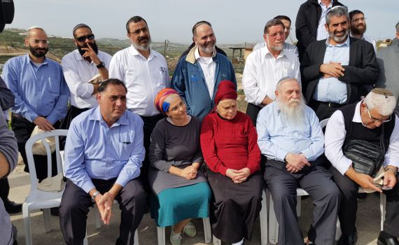 הרב דרוקמן ברך מציב גבול אלמנה בחוות גלעד. צפו