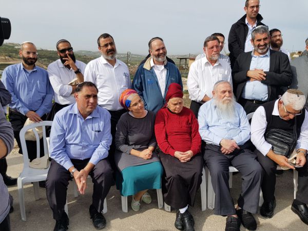 הרב דרוקמן ברך מציב גבול אלמנה בחוות גלעד. צפו