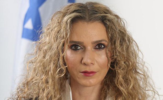 כבר לא מופתעת: השופטת מפרשת המסרונים הושעתה