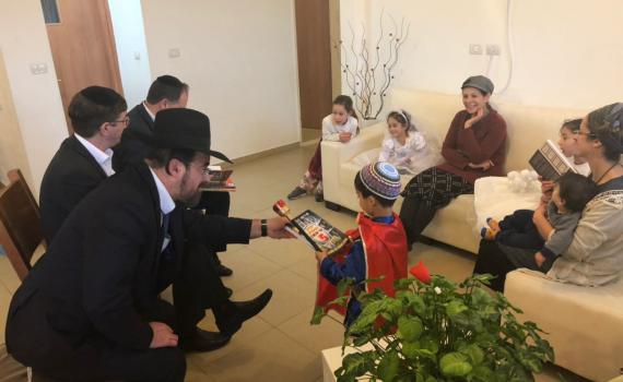 משלחת זק"א בחיזוק למשפחת הרב איתמר בן גל הי"ד