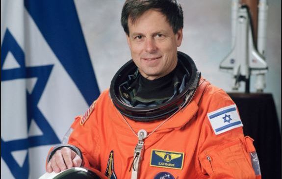 מרגש: בנו של אילן רמון שר בטקס של נאס"א לזכר אביו