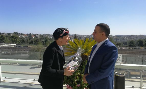 איך השמאל הגיב כשמועלם הביאה משלוח מנות מיו"ש?