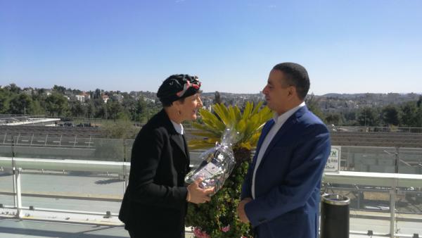 איך השמאל הגיב כשמועלם הביאה משלוח מנות מיו"ש?