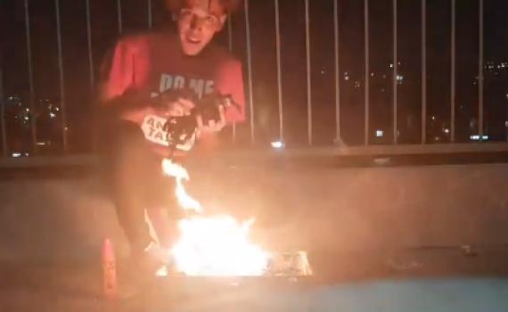 מזעזע: הצעיר שתועד שורף תפילין עוכב לחקירה. צפו