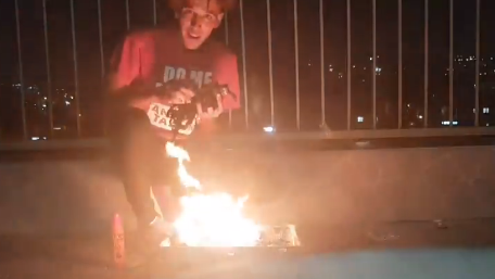 מזעזע: הצעיר שתועד שורף תפילין עוכב לחקירה. צפו