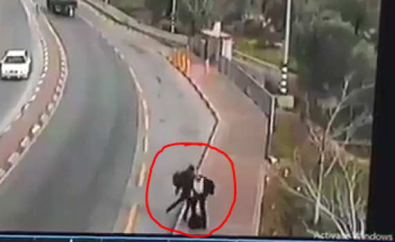 ירד ממונית, התגנב ודקר למוות. צפו בתיעוד הפיגוע