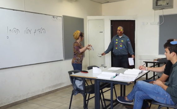 קורע: אם למורים היו הקלות בבגרות • צפו